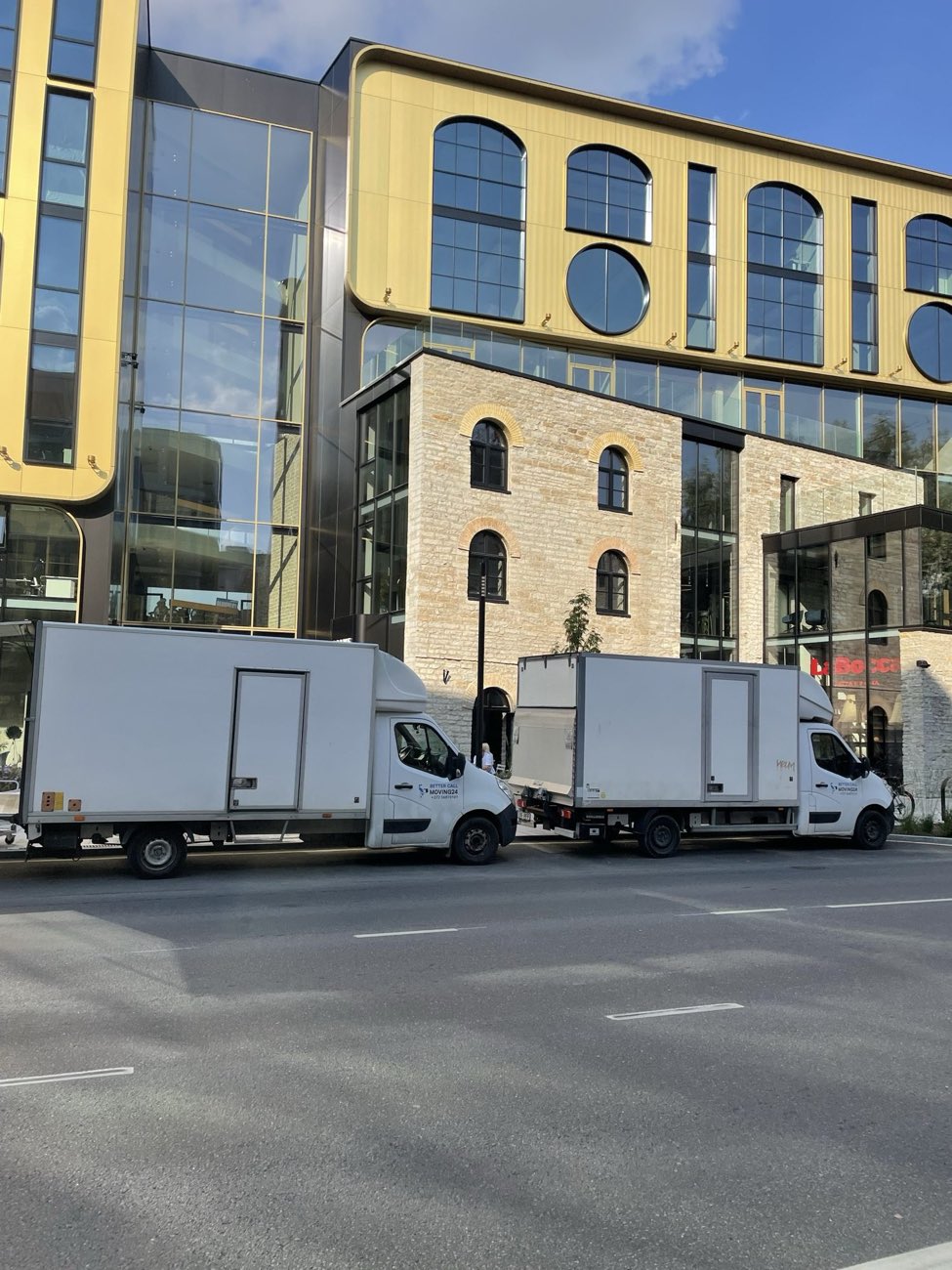 Moving24 kaubikud tänaval